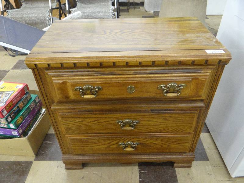 lot 1241 image: Small 3 drawer chest of drawers - matching # 1239.