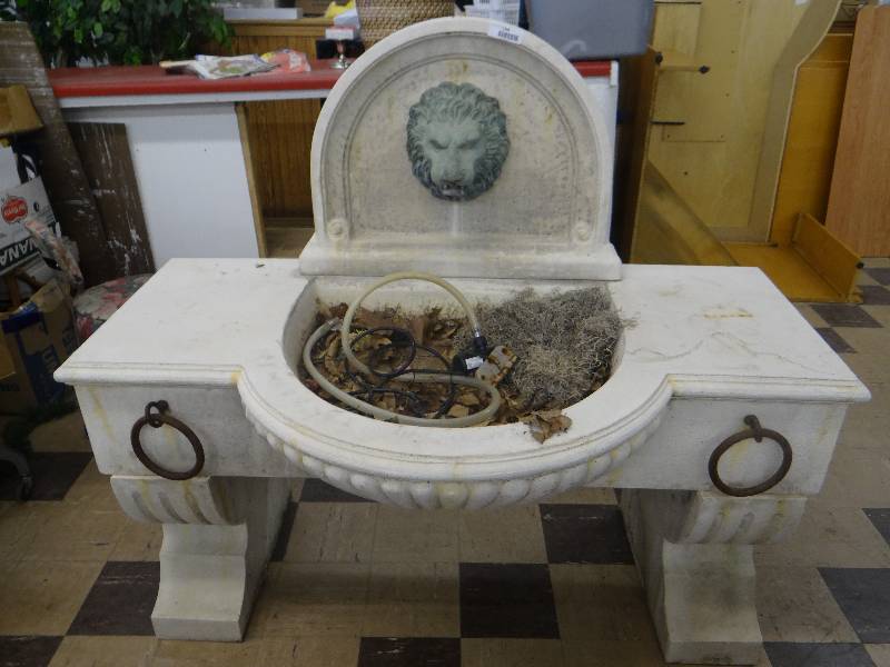 lot 1248 image: Large outdoor fiber glass lion head fountain.
