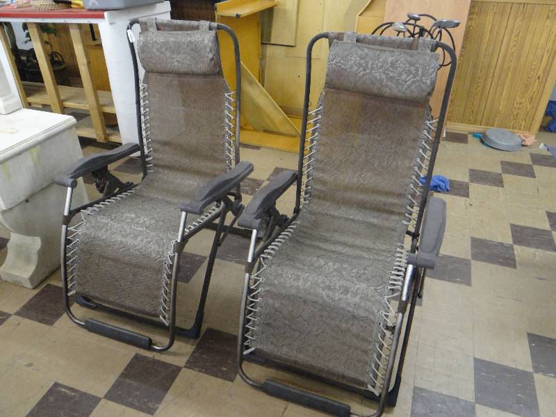 lot 1249 image: Set of 2 recline chaise lounge patio chairs.