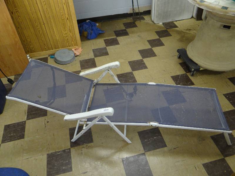 lot 1251 image: Folding lounge chair - bluewhite.