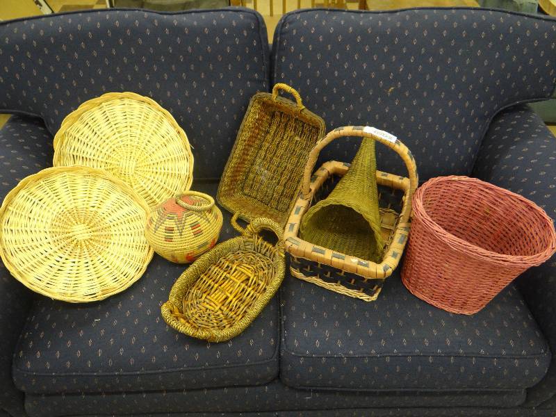 lot 1259 image: Lot of 8 basketsbaskets trays.