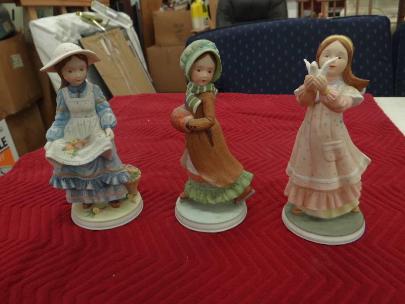 lot 1263 image: Set of 3 holly Hobbies figurines.