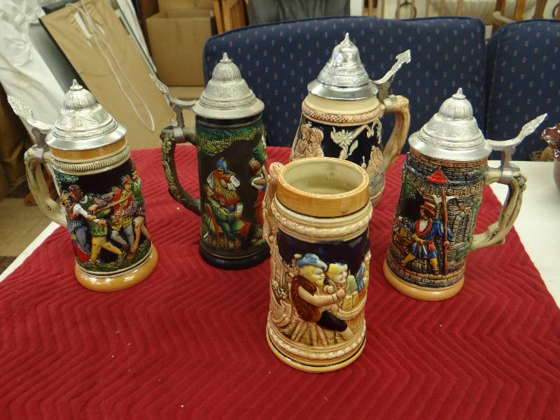 lot 1267 image: Lot of 5 steins - 4 are lidded.
