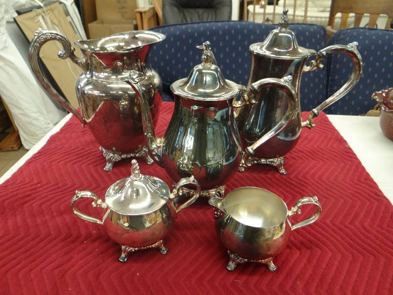 lot 1269 image: Beautiful 6 pc. set of Oneida silver plate serve ware - pitcher, coffee pot, tea pot, creamer, & sugar wlid.