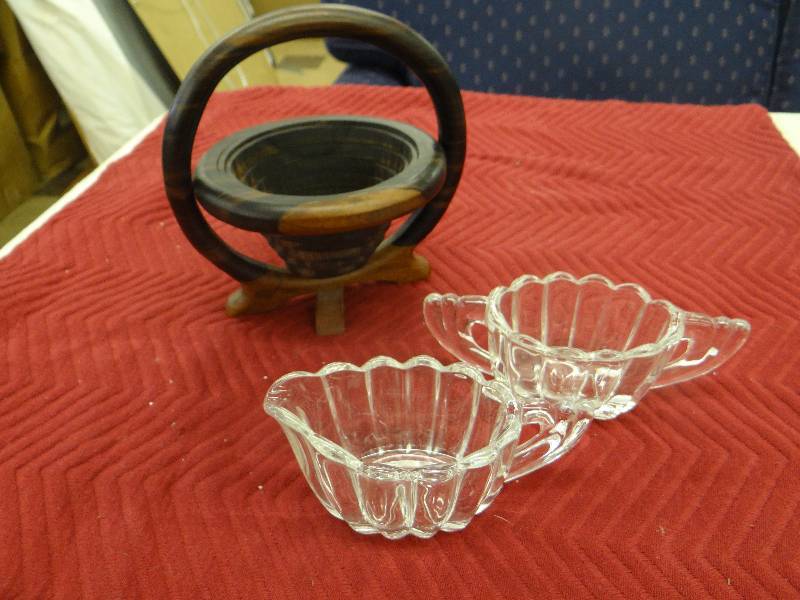 lot 1274 image: Pair of Heisey crystalite creamsugar & collapsible wood basket.