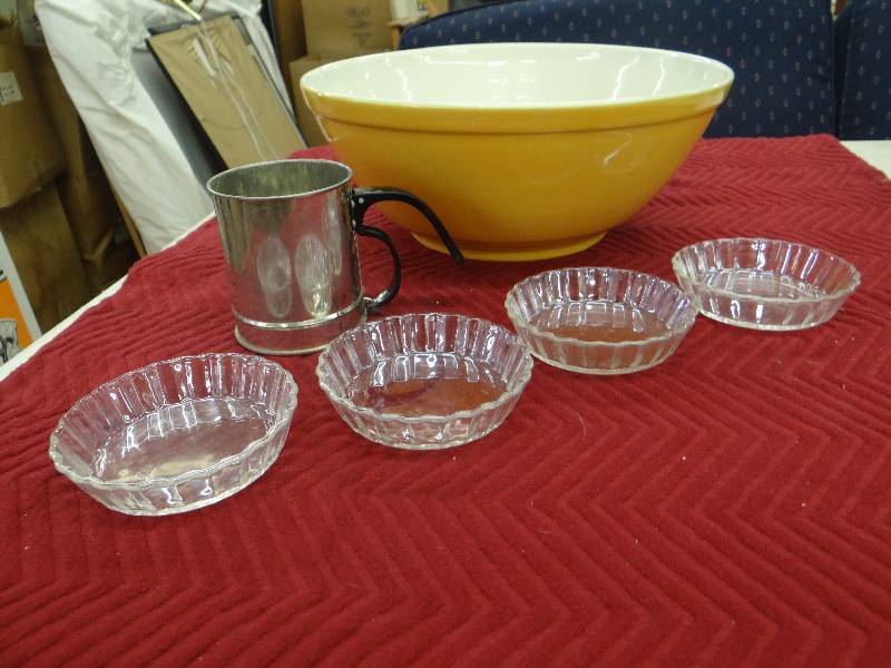 lot 1276 image: Large mixing bowl, vintage sifter, set of 4 arcuisine tart dishes.