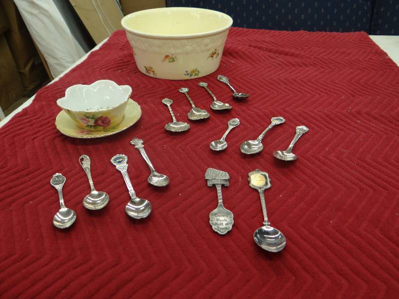 lot 1277 image: Lot of 13 collector spoons, vintage lefton custard dish & liner, & a vintage pantry bak -in ware casserole dish.