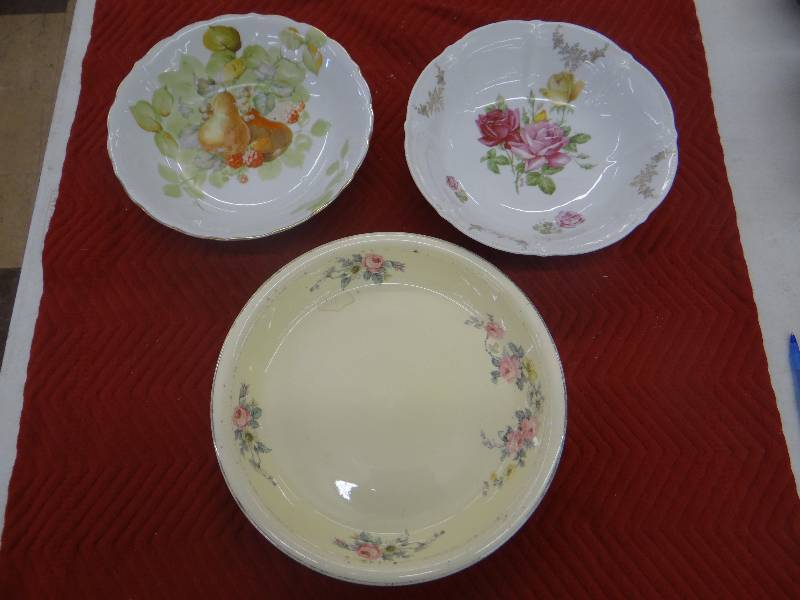 lot 1278 image: 2 Vintage transfer ware bowls & old oven serve ceramic pie pan.