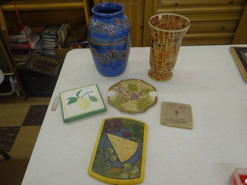 lot 1299 image: Large Terra cotta glazed vase, mosaic glass vase, cheese plate, & 3 ceramic trivets.