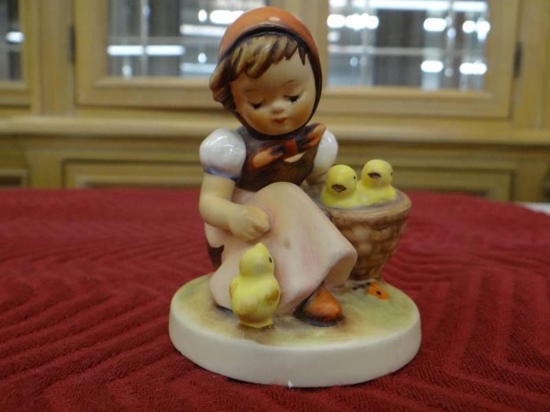 lot 1304 image: GoebelM.I. hummel Chick girl figurine wbox & paper.