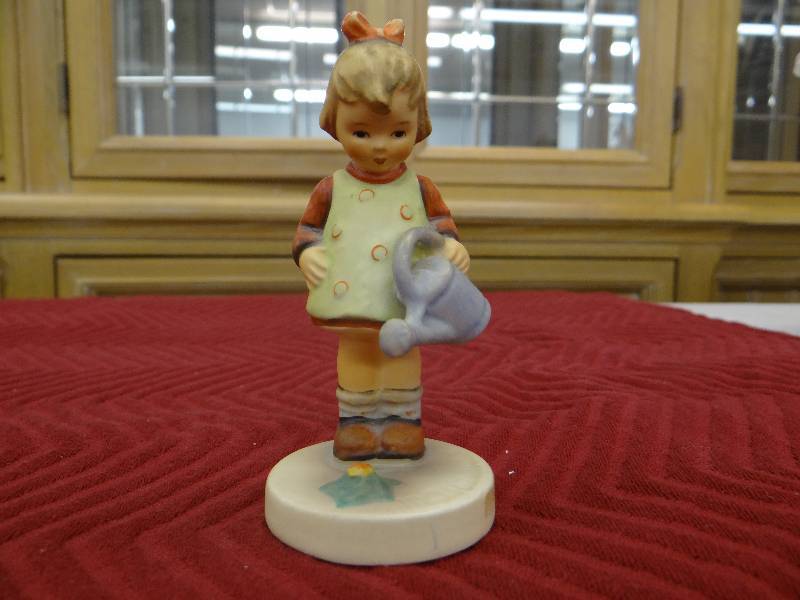 lot 1307 image: GoebelM.I. hummel Little gardener figurine wbox & paper.