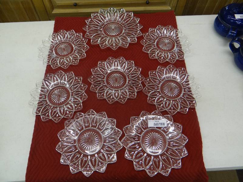 lot 1315 image: Set of clear floral design glass - 7 plates, 1 tray.