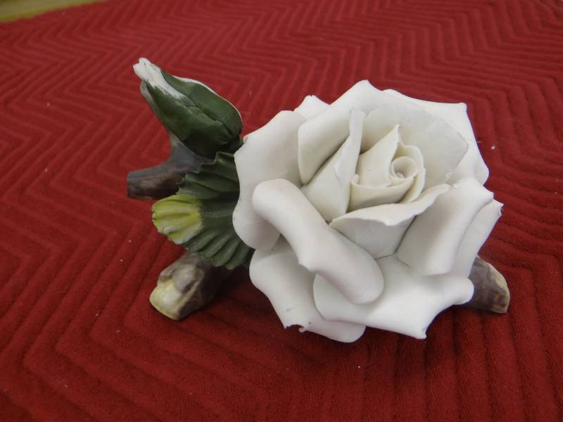 lot 1318 image: Capodimonte porcelain rose - made Italy.