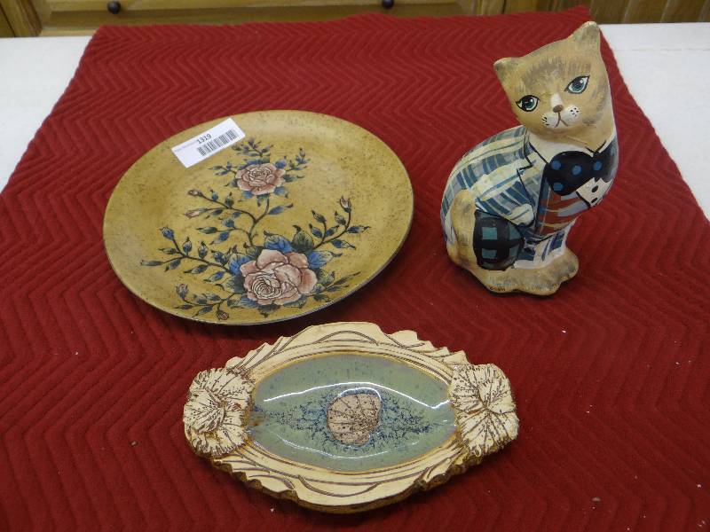 lot 1319 image: Pottery leaf tray, rose plate, ceramic cat.
