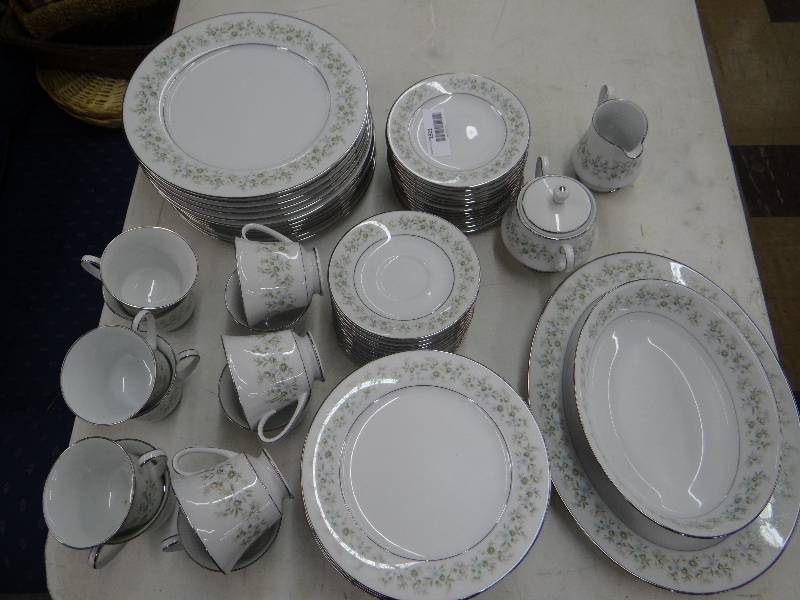 lot 1321 image: Noritake Savannah china - 65 pcs dinnerserving ware.