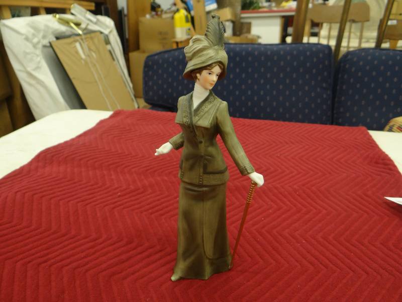 lot 1327 image: Home Interiors 2005 edition porcelain lady Lillian - 10 tall.