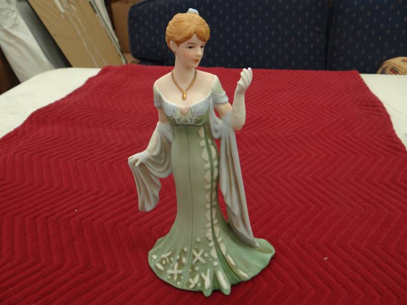 lot 1328 image: Home Interiors 2005 edition porcelain lady Amelia - 9 tall.