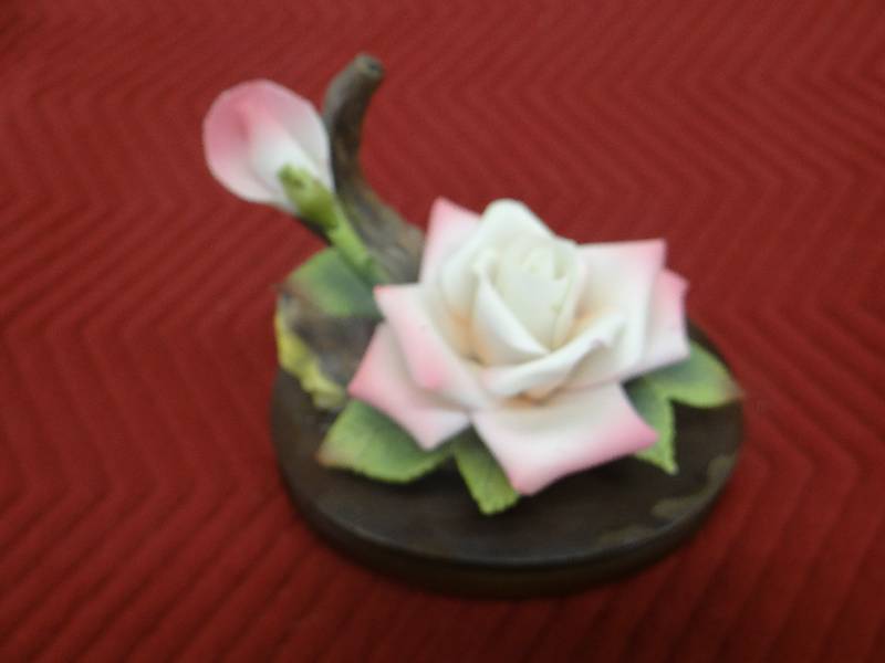lot 1331 image: Lefton porcelain roses on wood base - music box.