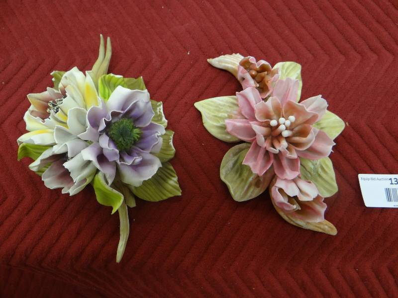 lot 1333 image: Set of 2 porcelain flowers table top decor.