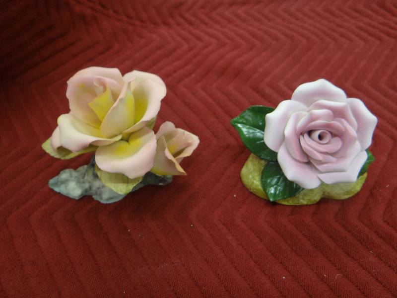 lot 1336 image: Lot of 2 porcelain roses decor - large one made in Italy.