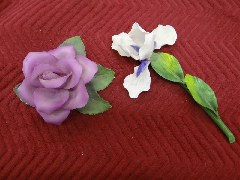 lot 1337 image: Purple porcelain rose & white porcelain iris - made it Italy.