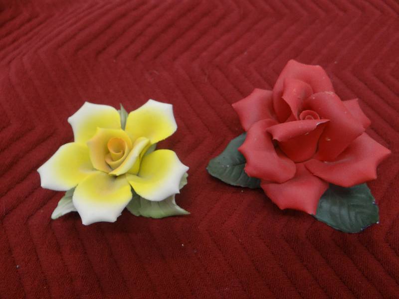 lot 1339 image: Set of 2 capodimonite porcelain roses - made in Italy.