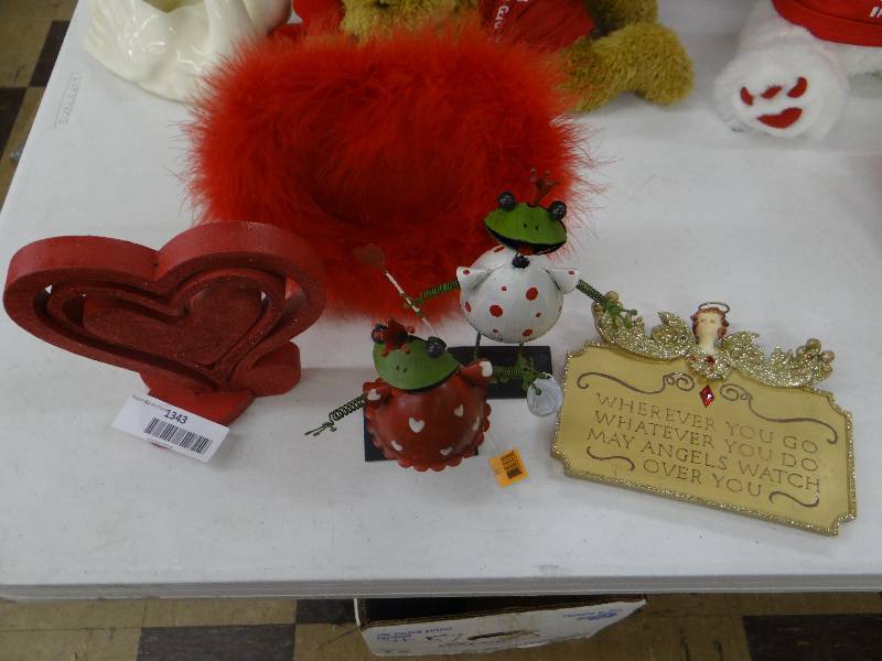 lot 1343 image: Valentines decor & frame - metal frogs, swivel hearts.