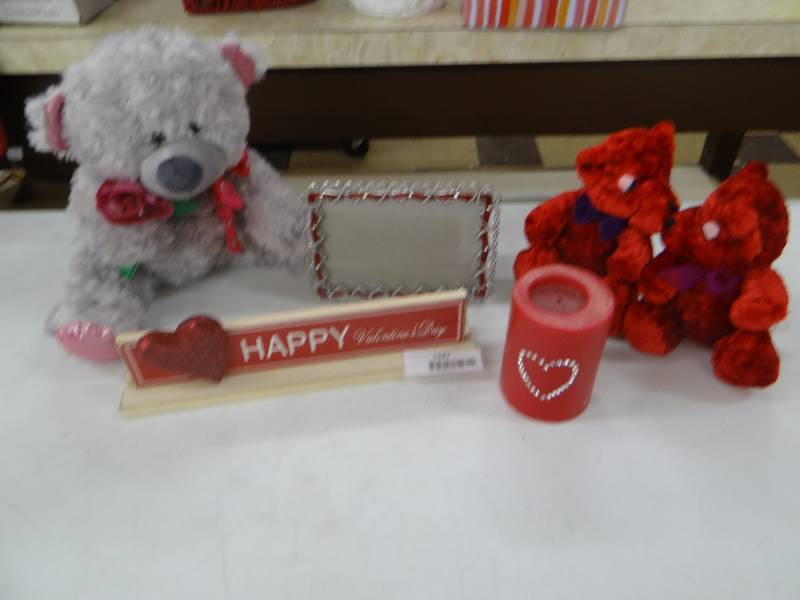 lot 1347 image: Candle wbling, frame, valentines sign & love plush bears.