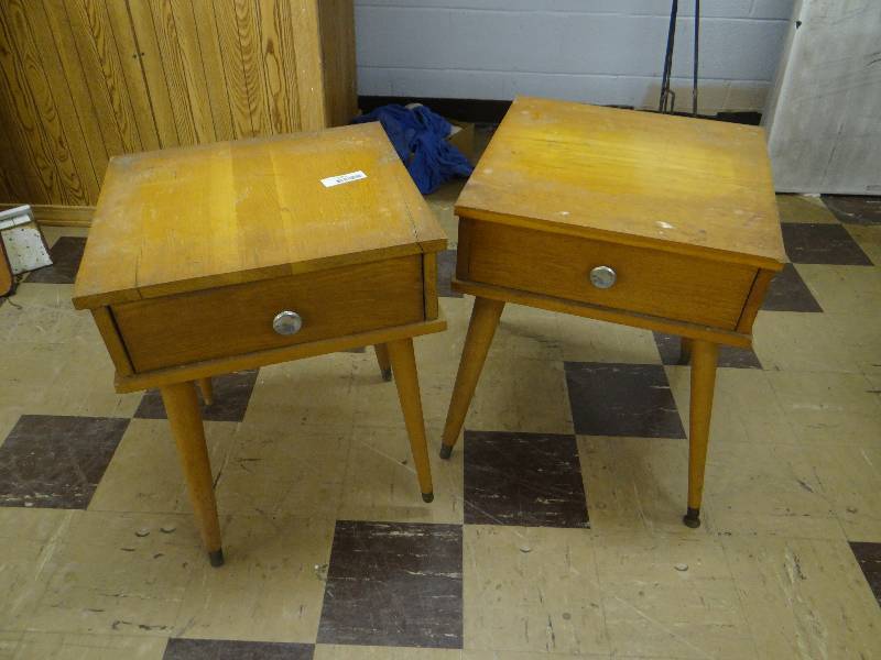 lot 1353 image: Pair of square wood end tables wdrawer.