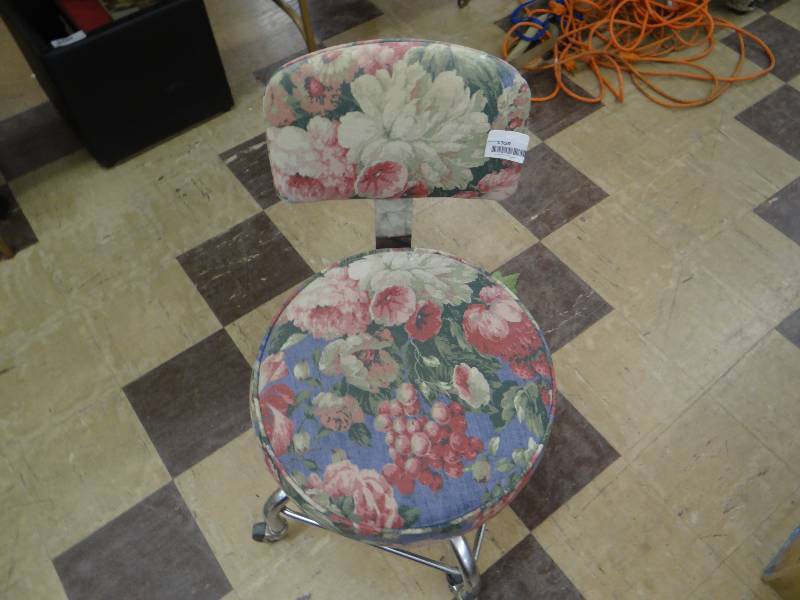 lot 1359 image: Small swivel vanity chair wfruit & floral upholstery.