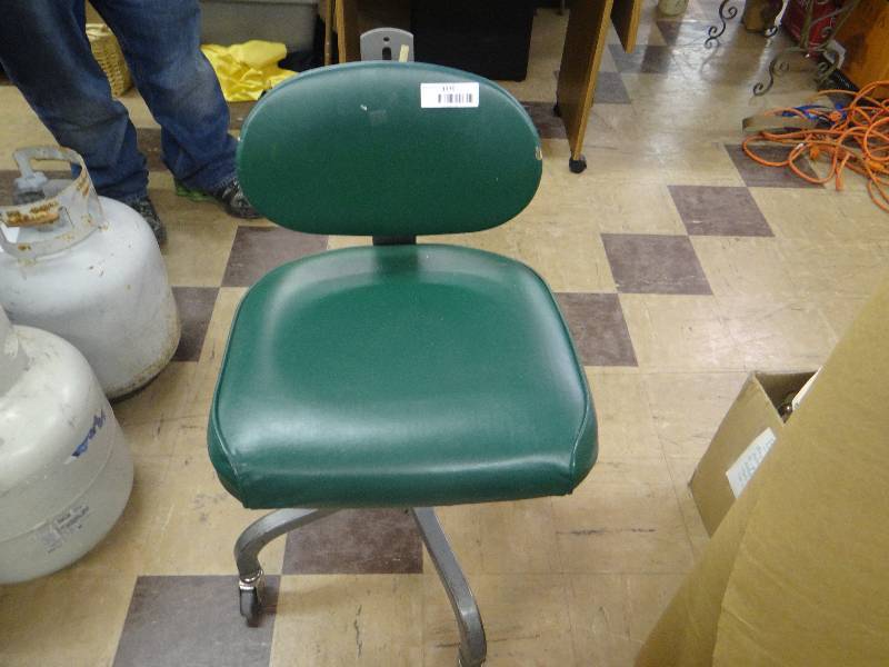 lot 1370 image: Vintage green adjustable back,swivel officework chair.