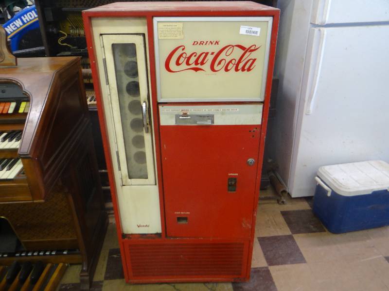 lot 1374 image: Really cool vintage Coca-Cola vending machine. WORKING