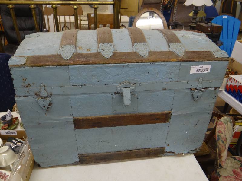 lot 1390 image: Antique painted camel back truck - need hinges.