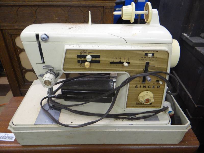 lot 1691 image: Vintage singer sewing machine in case.