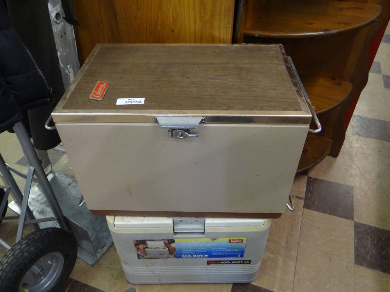 lot 1694 image: Lot of 2 coolers, 1 - Coleman, 1 - IG100.