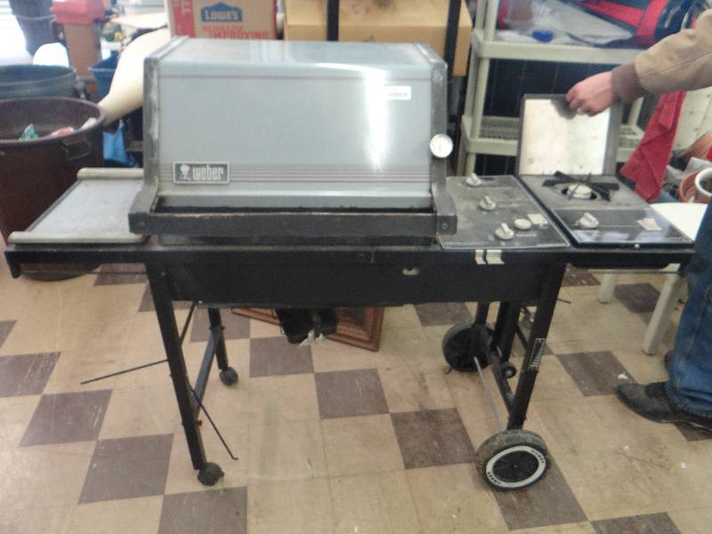 lot 1696 image: Weber grill wburner - on wheels.