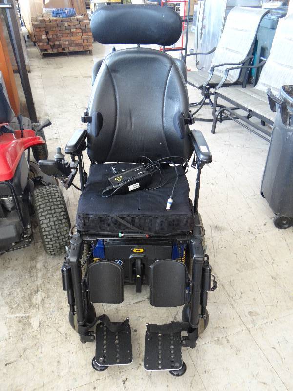 lot 102 image: Pride Mobility Quantum 6000 power chair