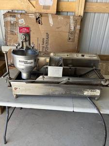 lot 4309 image: Automatic Donut Fryer Belshaw Adamatic Mark II - Donut Robot Electric Automatic Fryer
