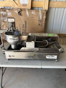 lot 4310 image: Automatic Donut Fryer Belshaw Adamatic Mark II - Donut Robot Electric Automatic Fryer