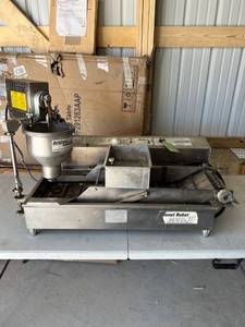 lot 4311 image: Automatic Donut Fryer Belshaw Adamatic Mark II - Donut Robot Electric Automatic Fryer