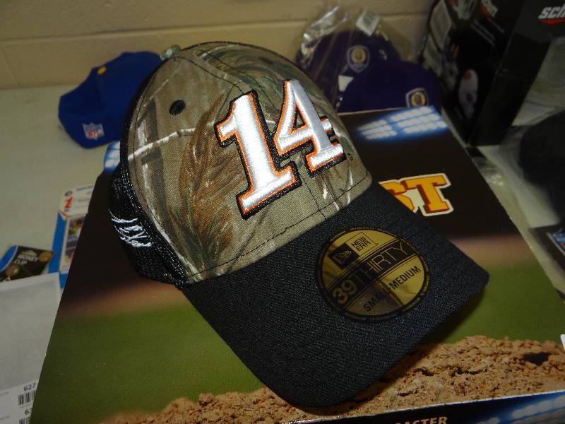 lot 625 image: #14 fitted cap.