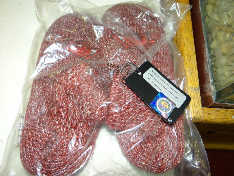 lot 646 image: Razor backs slippers.