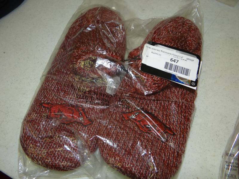 lot 647 image: Razor backs slippers.