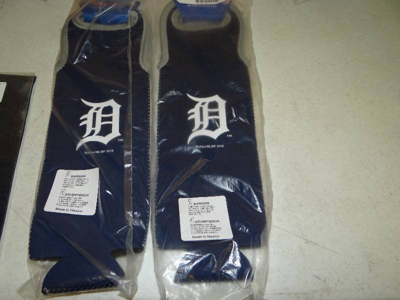 lot 650 image: 2 Detroit tiger wine totes.