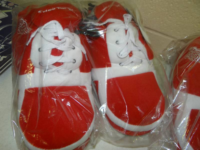 lot 654 image: Red wing slippers.