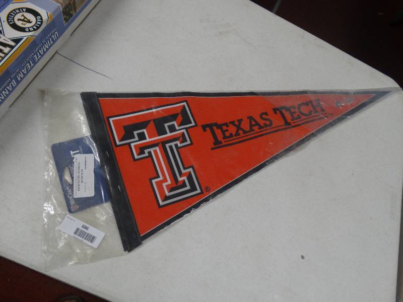 lot 686 image: Texas tech pendant.