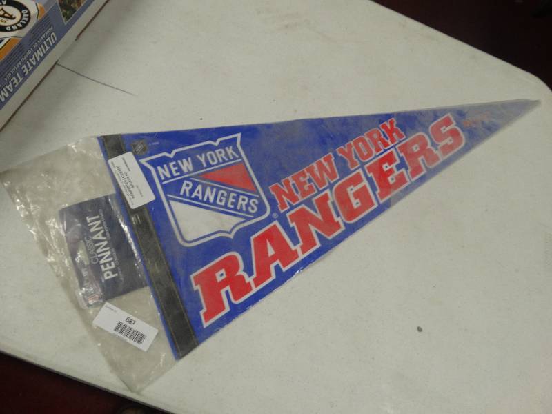 lot 687 image: New York rangers pendant.