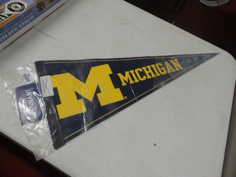 lot 688 image: Michigan pendant.