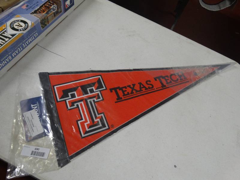 lot 690 image: Texas tech pendant.