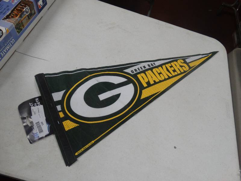 lot 691 image: Greenbay packers pendant.
